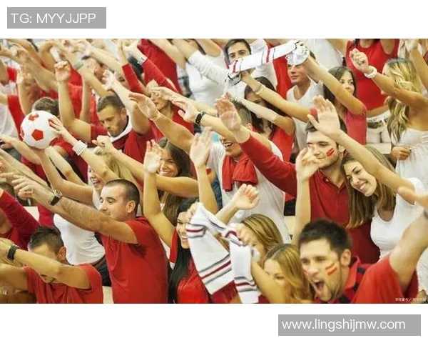 足球明星化身普通路人街头踢球引发围观球迷热议 足球明星化身普通路人街头踢球引发围观球迷热议