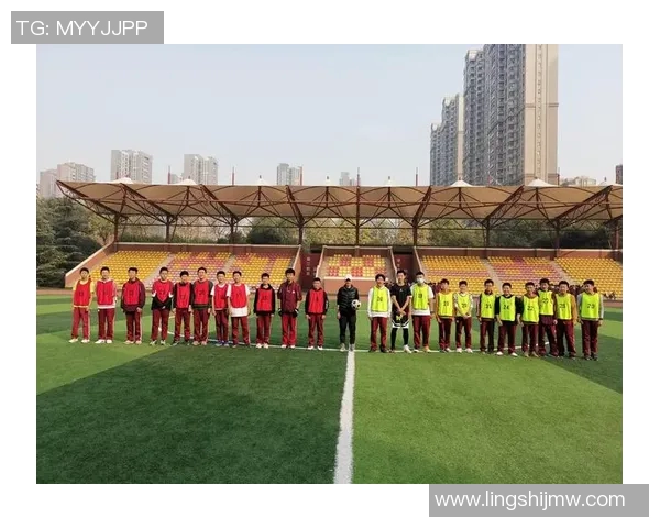 足球明星点亮青春岁月的激情与梦想之旅 足球明星点亮青春岁月的激情与梦想之旅